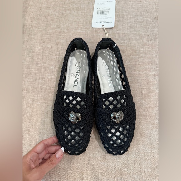 New with box CHANEL Black Crochet Loafers with Heart interlocking, size 37,5 - Picture 13 of 16